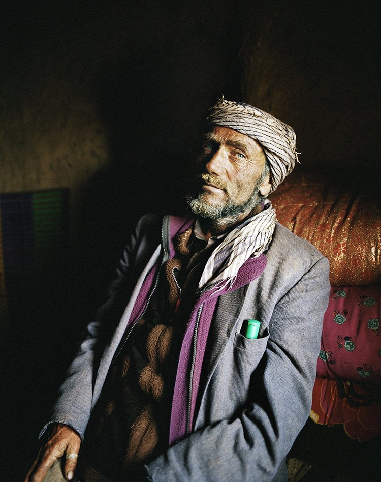 "Abdullach nie pamiętał, ile ma lat - ale obstawiał czterdziestkę. Przez większość życia zmagał się z uzależnieniem od opium; fot. Frédéric Lagrange